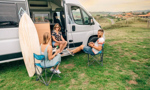 amis se relaxant devant leur camping-car