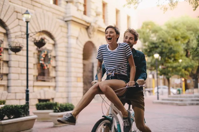 couple souriant sur un vélo